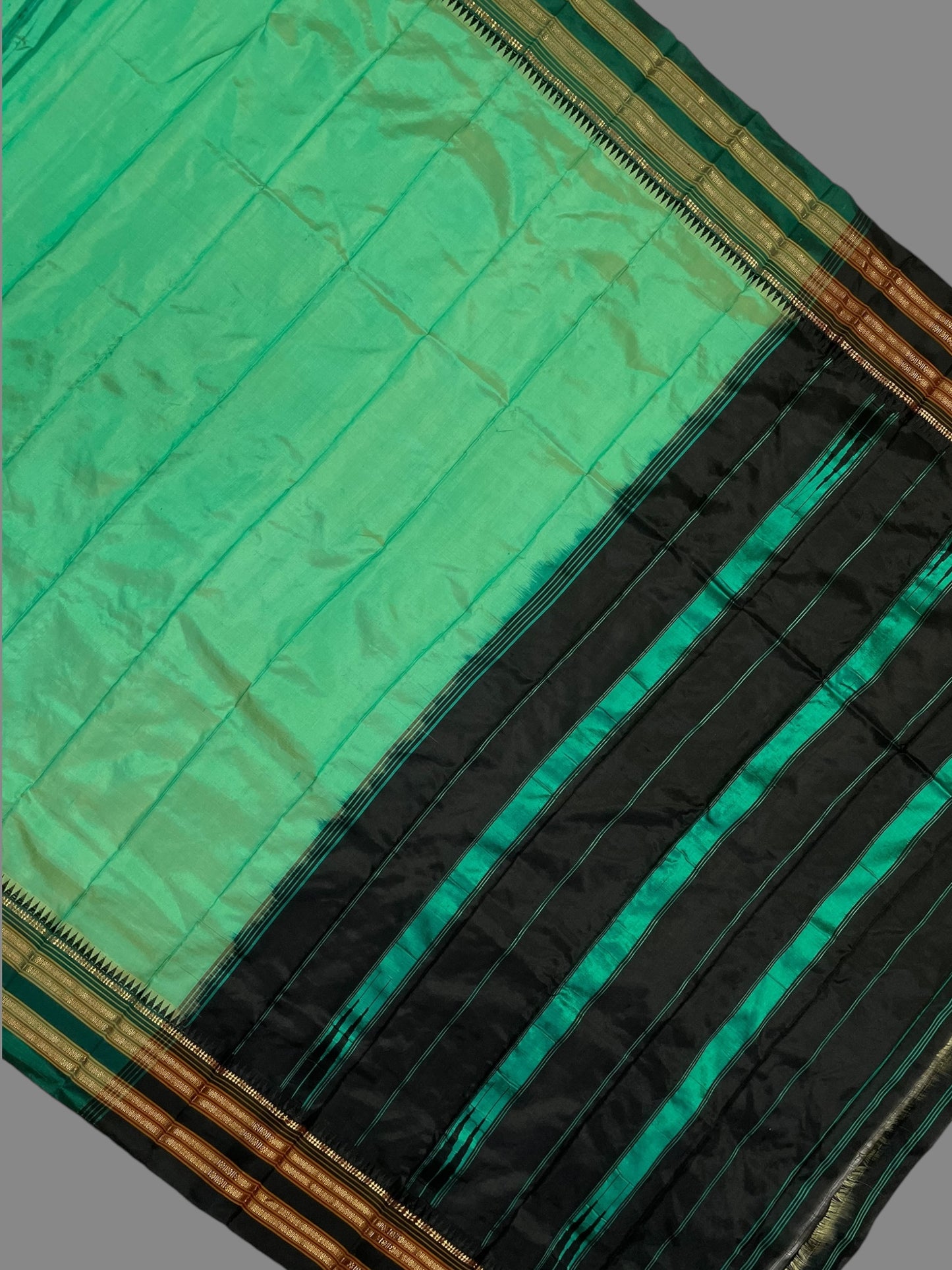 Narayanpet Plain Emerald Green colour pure Silk Saree