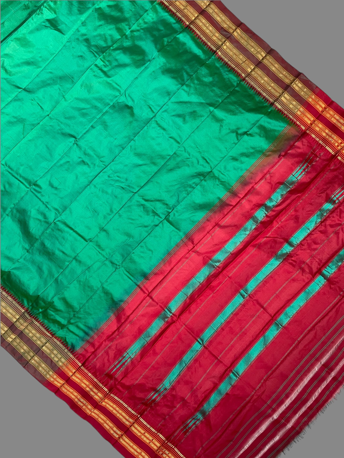 Narayanpet Plain Emerald Green Pure Silk Saree